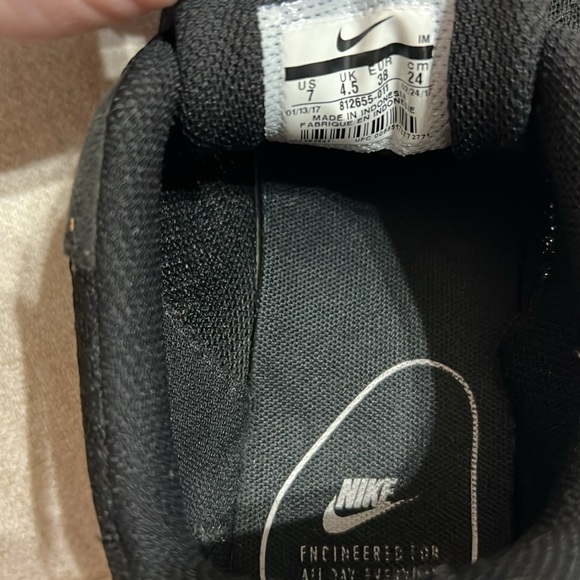 Women’s Black & White Nike - Picture 8 of 9